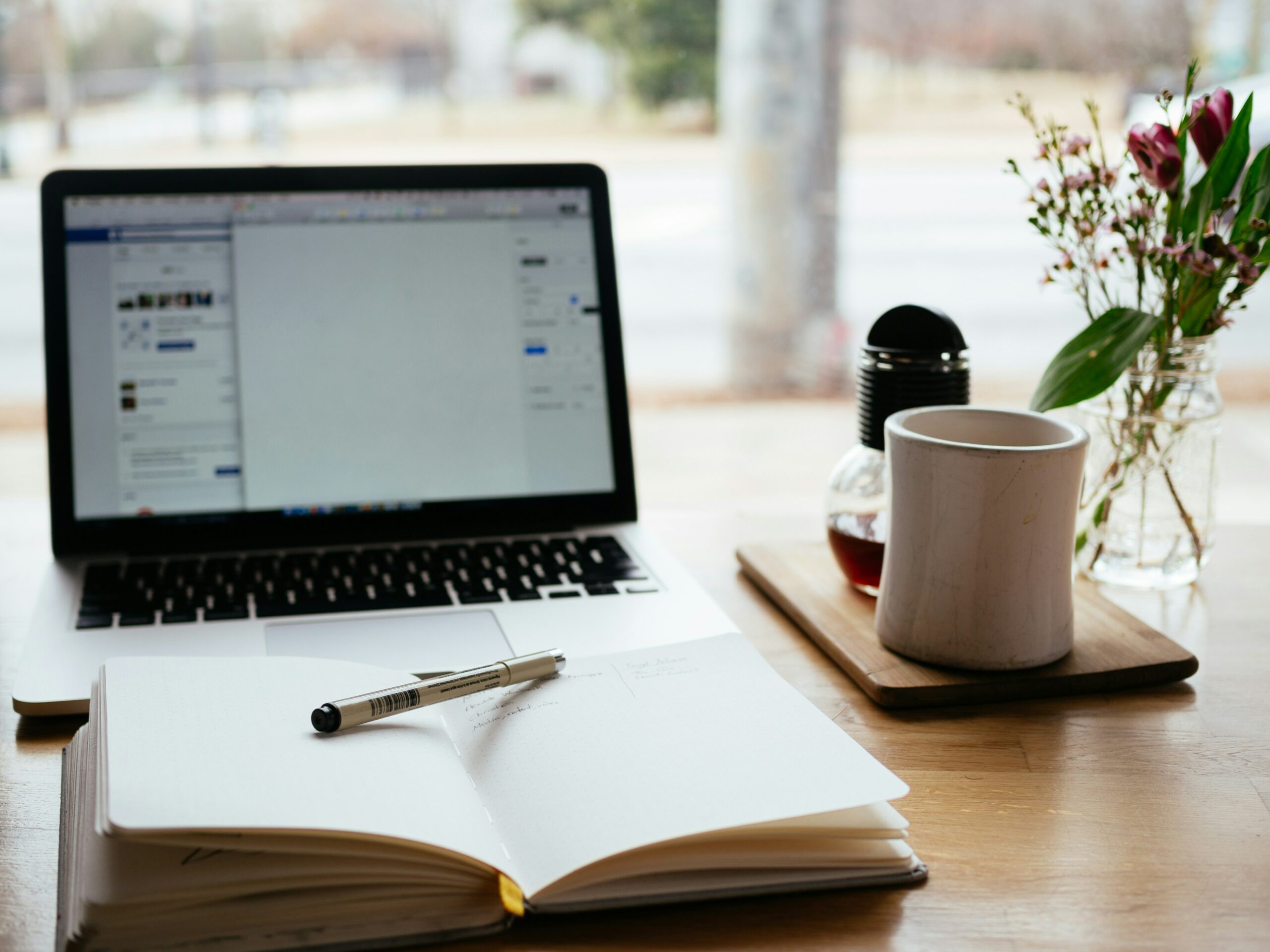 En quoi une stratégie marketing et un plan de communication sont-ils importants pour une agence de voyage ? 