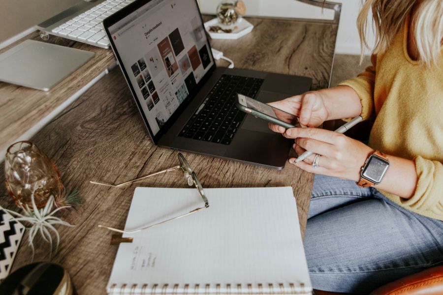 En quoi une stratégie marketing et un plan de communication sont-ils importants pour une agence de voyage ? 