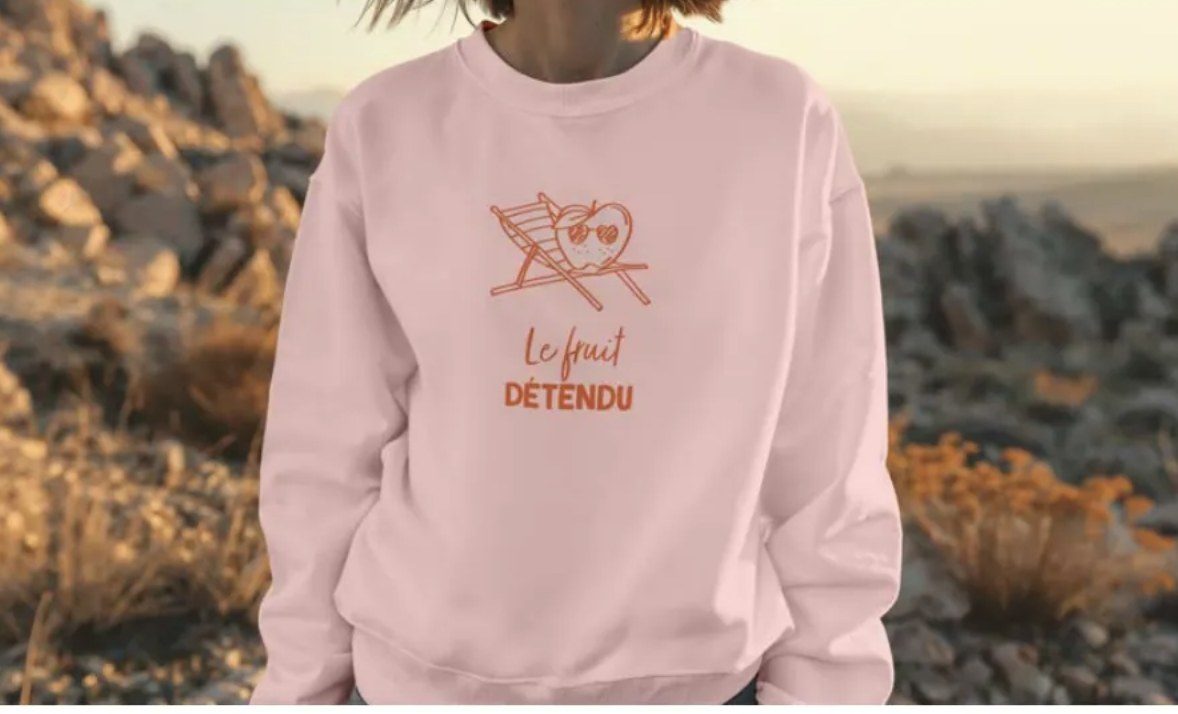 Sweat rose brodé « Le fruit détendu »